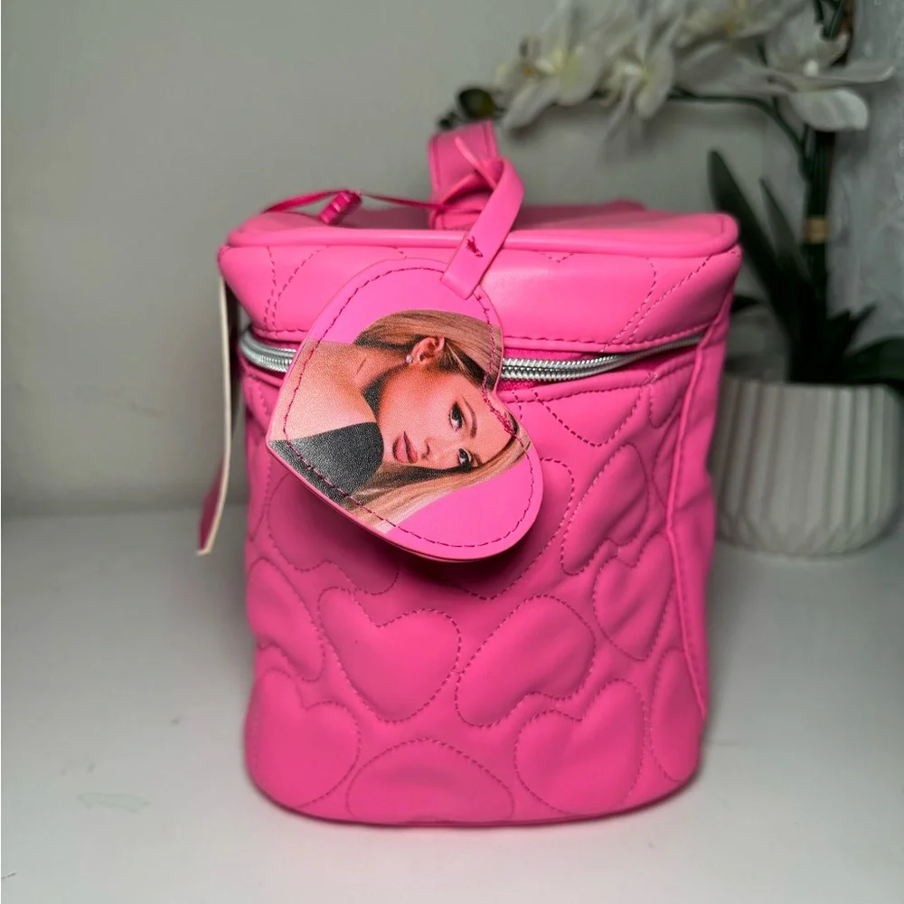 Paris Hilton Vibrant Pink Heart Cosmetic Case - Picture 4 of 7